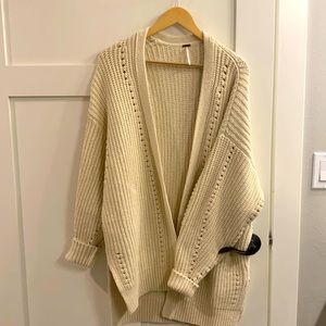 XS Free People cream colored cardigan. Great condition. Gently used. Adorable!
